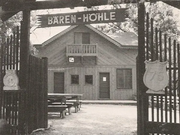 The Baren Hohle building with its remodelled front and early 1930s fence